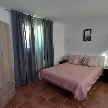 Uviya1 Famara